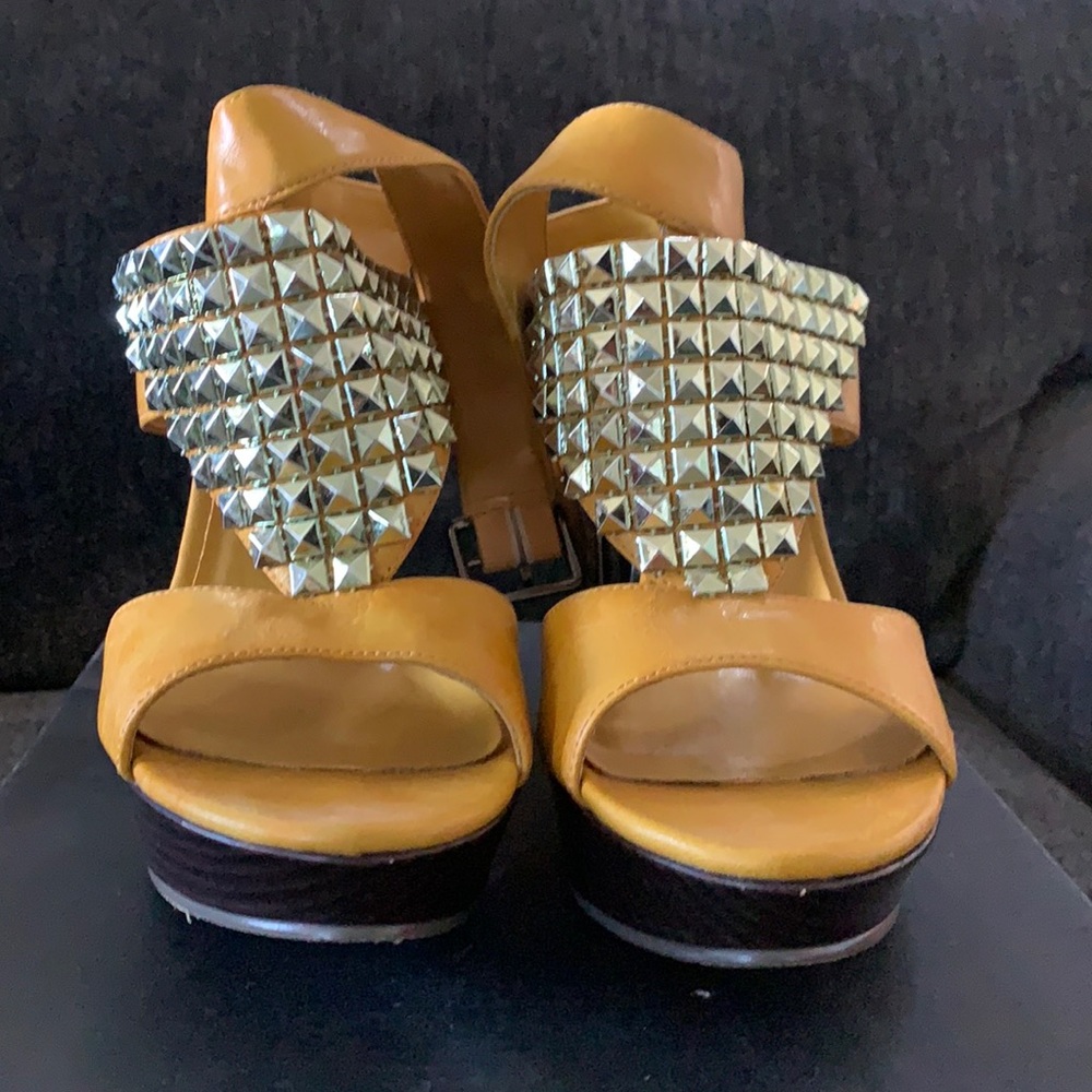 Yellow wedges